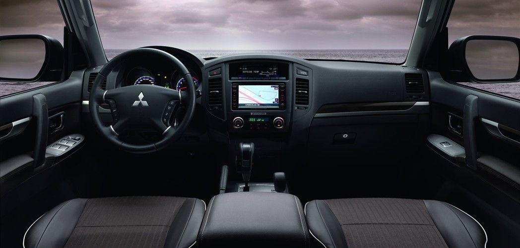 kabina jest lepiej wygłuszona (grubsza szyba, dodatkowe materiały tłumiące) i wyposażona