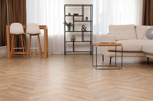 Panele winylowe LVT do salonu – praktyczne i stylowe