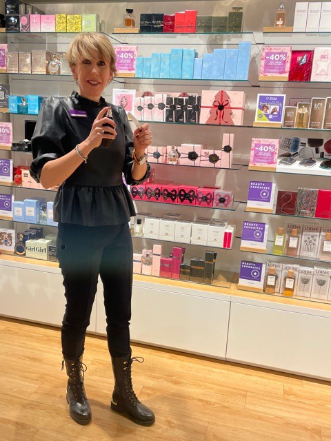 Karin Marty est responsable de la boutique Marionnaud au centre commercial Glattzentrum à Zurich. Elle connaît les tendances en matière de parfum.