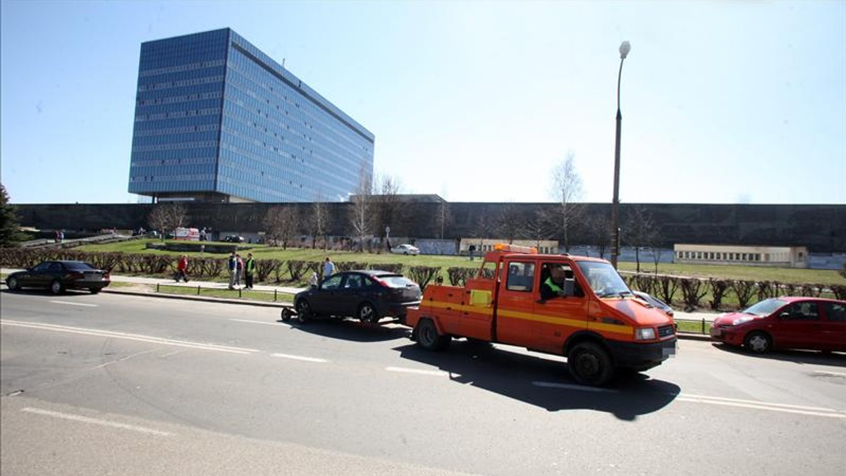 Służby, które powinny zajmować się porządkiem w mieście mijają pijanych i bezdomnych szerokim łukiem. Zajmują się wlepianiem jednak mandatów kierowcom i holowaniem samochodów. Tak strażnicy miejscy dbają o porządek w stolicy.