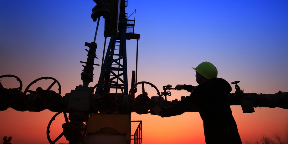 Rynek ropy naftowej czeka na dane o zapasach surowca w USA