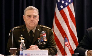 Gen. Milley: Musimy poważnie traktować wymachiwanie nuklearną szabelką przez Rosję