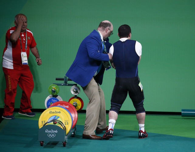 Koszmarna kontuzja Andranika Karapetyana. Sztanga ważąca prawie 200 kg uszkodziła mu rękę