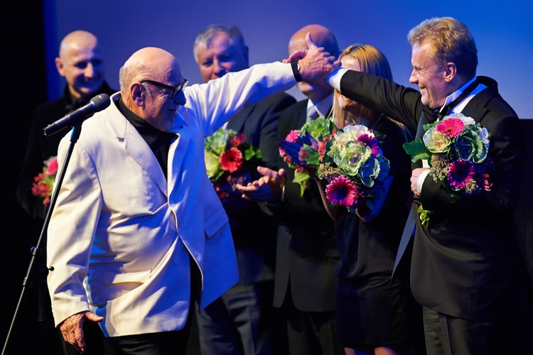Jerzy Hoffman i Daniel Olbrychski podczas gali otwierającej 39. Festiwal Filmowy w Teatrze Muzycznym w Gdyni