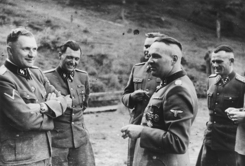 Oficerowie SS w Auschwitz. Od lewej: Richard Baer, który został komendantem obozu w maju 1944, doktor Josef Mengele, komendant Birkenau Josef Kramer oraz były komendant Auschwitz, Rudolf Hoess. Mężczyzna pierwszy z prawej - nieznany
