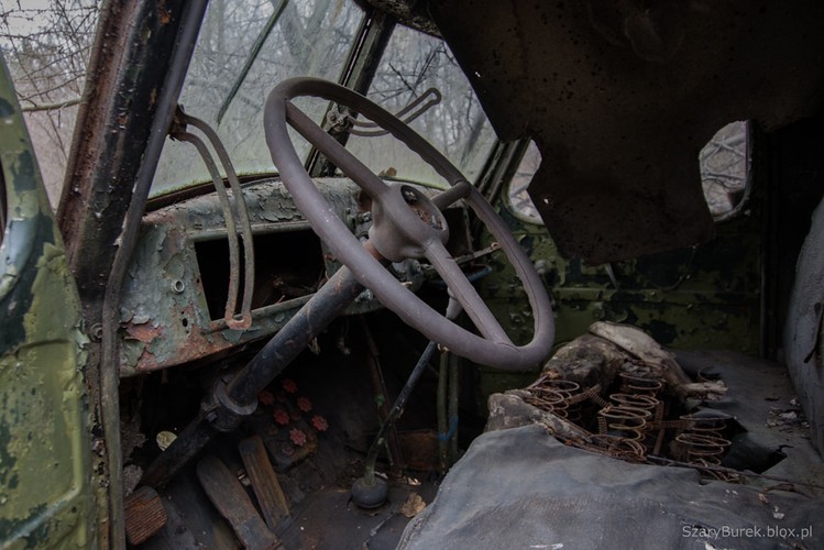 Cmentarzysko samochodów pod Warszawą