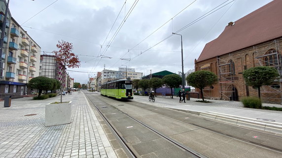 Autobus Jelcz M-11 i tramwaj typu 6ZGTW "Helmut" wożą pasażerów w Gorzowie