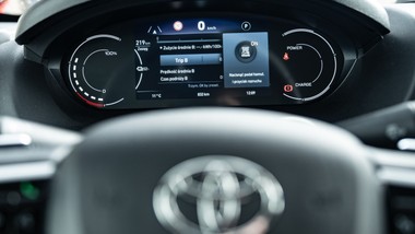 nowa toyota trzęsie rynkiem: ma silnik 2.2, gwarancja na 1 mln km. cena?