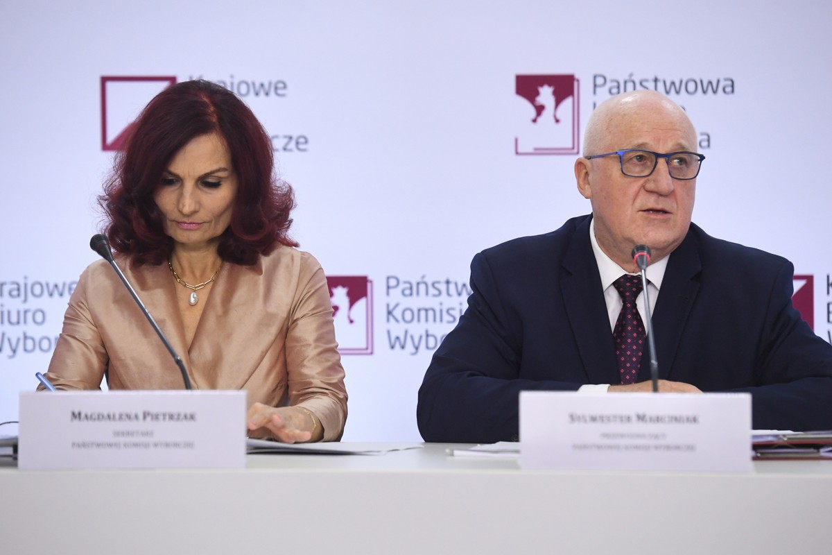 Warszawa, 15.10.2023. Wybory parlamentarne 2023. Szefowa KBW Magdalena Pietrzak (L) oraz przewodniczący PKW Sylwester Marciniak (P) na konferencji prasowej Państwowej Komisji Wyborczej w Warszawie, 15 bm. dotyczącej frekwencji oraz bieżących spraw związanymi z wyborami. Trwa głosowanie w wyborach parlamentarnych i towarzyszącym im referendum. Do jego zakończenia obowiązuje cisza wyborcza i referendalna. (aldg) PAP/Piotr Nowak