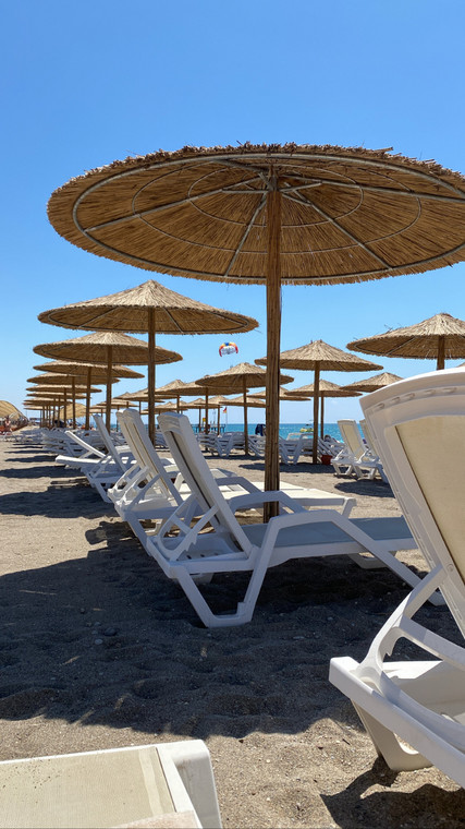 Przed sezonem nawet plaża na Riwierze Tureckiej może świecić pustkami
