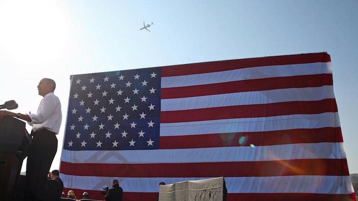 Flaga Stanów Zjednoczonych flaga USA na tle słońca Barack Obama
