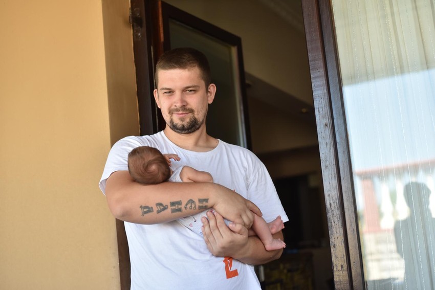 Mali Pavle Ilić (mesec i po dana) u tatinom naručju.