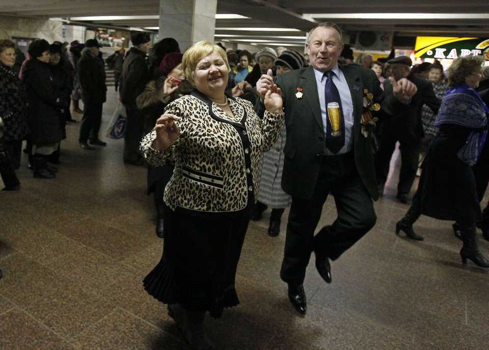 Ukraińscy seniorzy tańczą w metrze