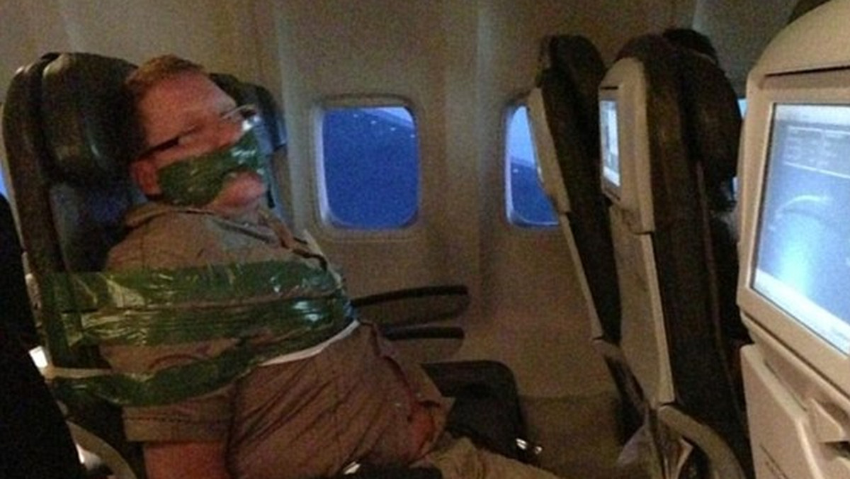 Pijany Islandczyk, który rozpoczął awanturę na pokładzie samolotu IcelandAir z Reykjaviku do Nowego Jorku, został przez współpasażerów obezwładniony i przyklejony taśmą samoprzylepną do fotela.