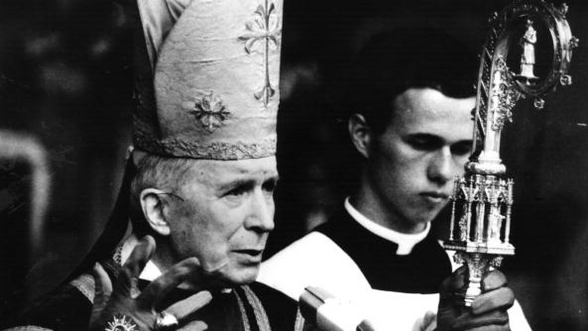 Sytuacja abp. Lefebvre’a zaczęła się komplikować w styczniu 1975 roku. 21. stycznia zebrała się komisja kardynałów, którzy omówili raport z wizytacji w Bractwie. Przeprowadzono wizytację, omówiono raport i przedstawiono nie tyle zarzuty, ile po prostu dosyć istotne wątpliwości co do kierunku, w jakim ta nowa forma się rozwija.