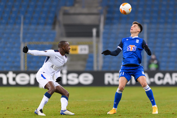 Piłkarz Lecha Poznań Filip Marchwiński (P) i Glen Kamara (L) z Glasgow Rangers FC podczas meczu grupy D Ligi Europy