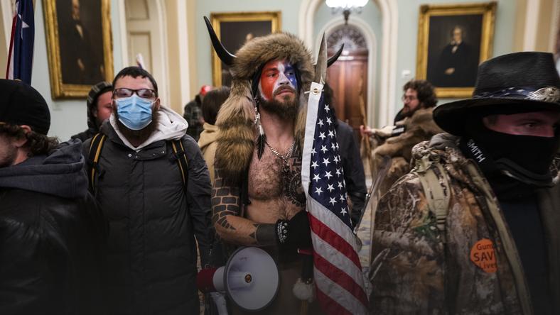 Protestujący przeciwko uznaniu porażki Trumpa wdarli się do Kapitolu
