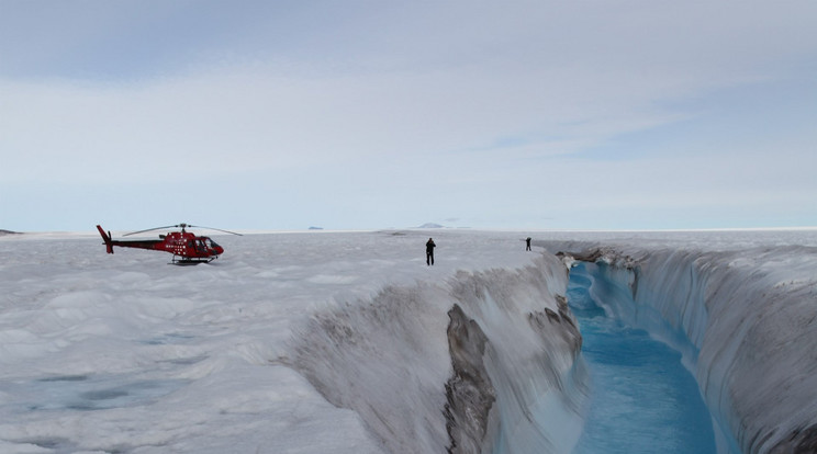A Zachariae-gleccseren keresztülvágó olvadékfolyó, Északkelet-Grönlandon. Sokkal gyorsabban pusztul a jégtömeg, mint eddig dondolták volna. / Fotó: Shfaqat Abbas Khan, DTU Space.