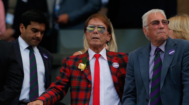 Sir Cliff Richard (középen) /Fotó: AFP