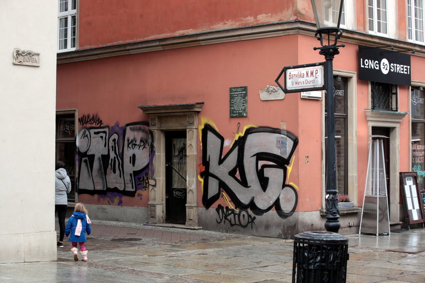 Tego też strażnicy nie widzą? Graffiti w sercu Gdańska na skrzyżowaniu ul. Długiej i Garbary