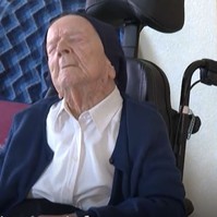 Szereti a csokit és a bort a világ legidősebb embere