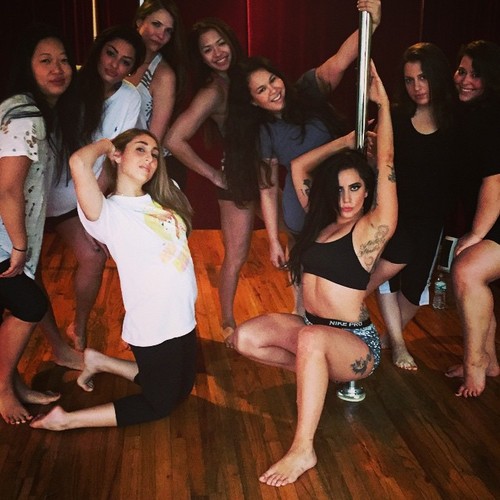 Lady GaGa tańczy na rurze