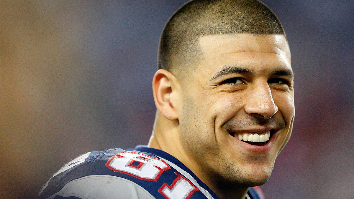 Aaron Hernandez, zawodnik futbolu amerykańskiego, został wyrzucony z klubu New England Patriots, po tym, jak w środę został zatrzymany przez policję. Sportowiec jest oskarżony o zabicie swojego przyjaciela.