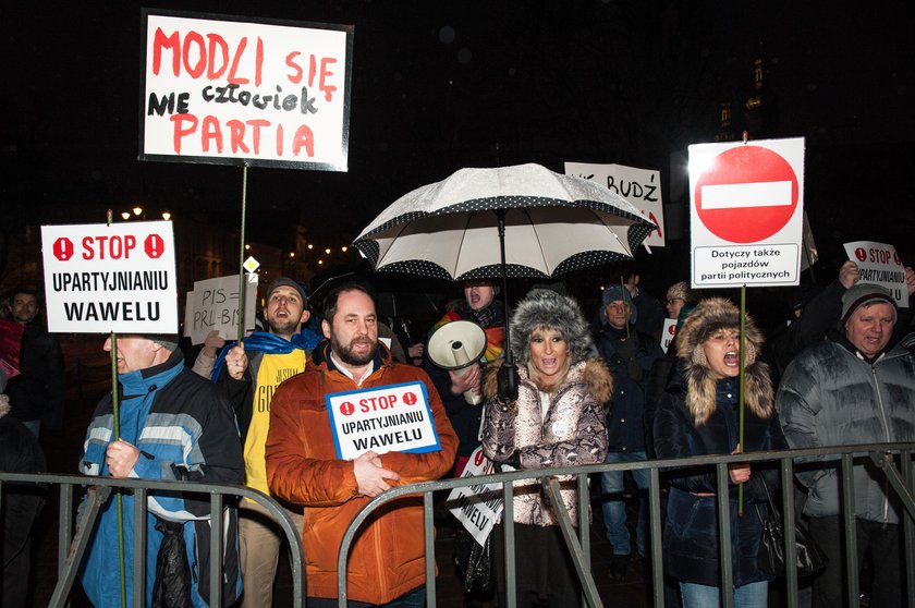 Prezes PIS przyjechał na Wawel na grób brata