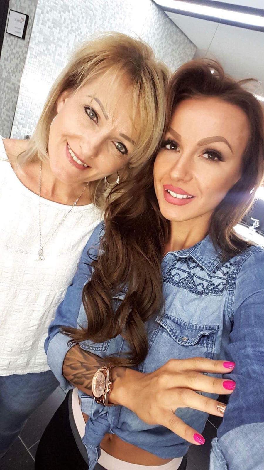 Monika Jákliová so svojou mamou. 