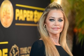 BIVŠA ŽENA ČARLIJA ŠINA  pomerila haljinu i pokazala POLNI ORGAN pred svima: Zbog OVIH SLIKA U GRO - PLANU sve redom bilo SRAMOTA, a ona bez blama pozirala OBNAŽENA