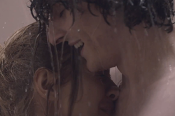 Dawid Podsiadło pod prysznicem z tajemniczą kobietą – zobacz!