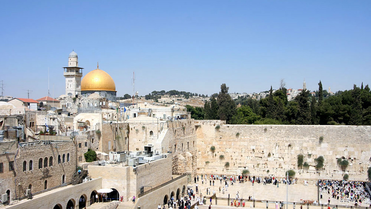 Rząd Izraela jest oburzony opublikowaniem przez władze Autonomii Palestyńskiej studium, z którego wynika, że Ściana Płaczu w Jerozolimie - najświętsze obecnie miejsce judaizmu - nie ma nic wspólnego z Żydami i ich historią.