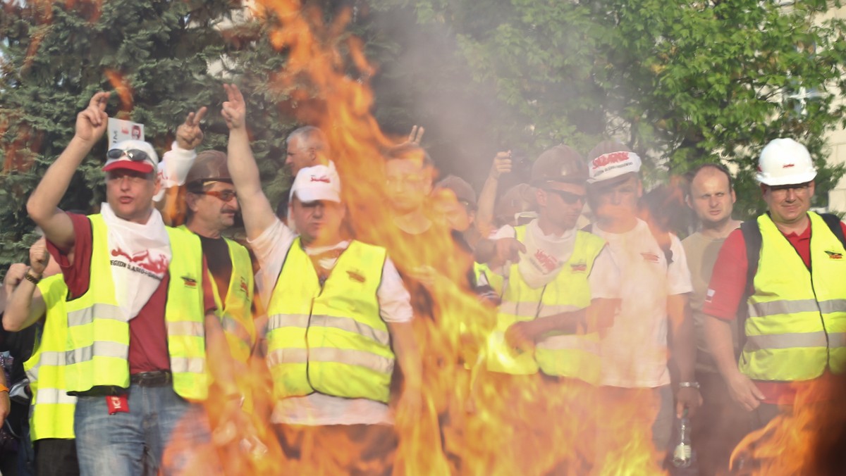 Stołeczna policji bada wydarzenia, do jakich doszło w piątek wokół Sejmu, gdzie demonstrowali związkowcy z "Solidarności" - poinformował w poniedziałek rzecznik KSP Maciej Karczyński. Analizowane są m.in. działania funkcjonariuszy zabezpieczających okolice Sejmu.