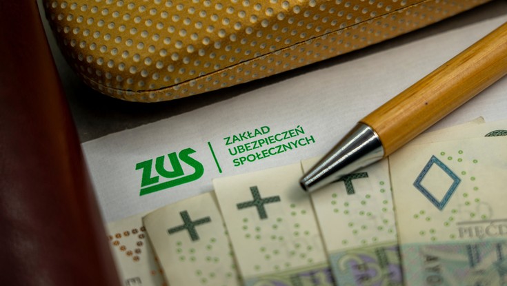 ZUS wypłaca 300 zł dodatku. Kto dostanie pieniądze?