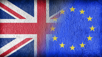 Eldőlt: kilépnek a britek az EU-ból, összeomlott a font, gyengül a forint