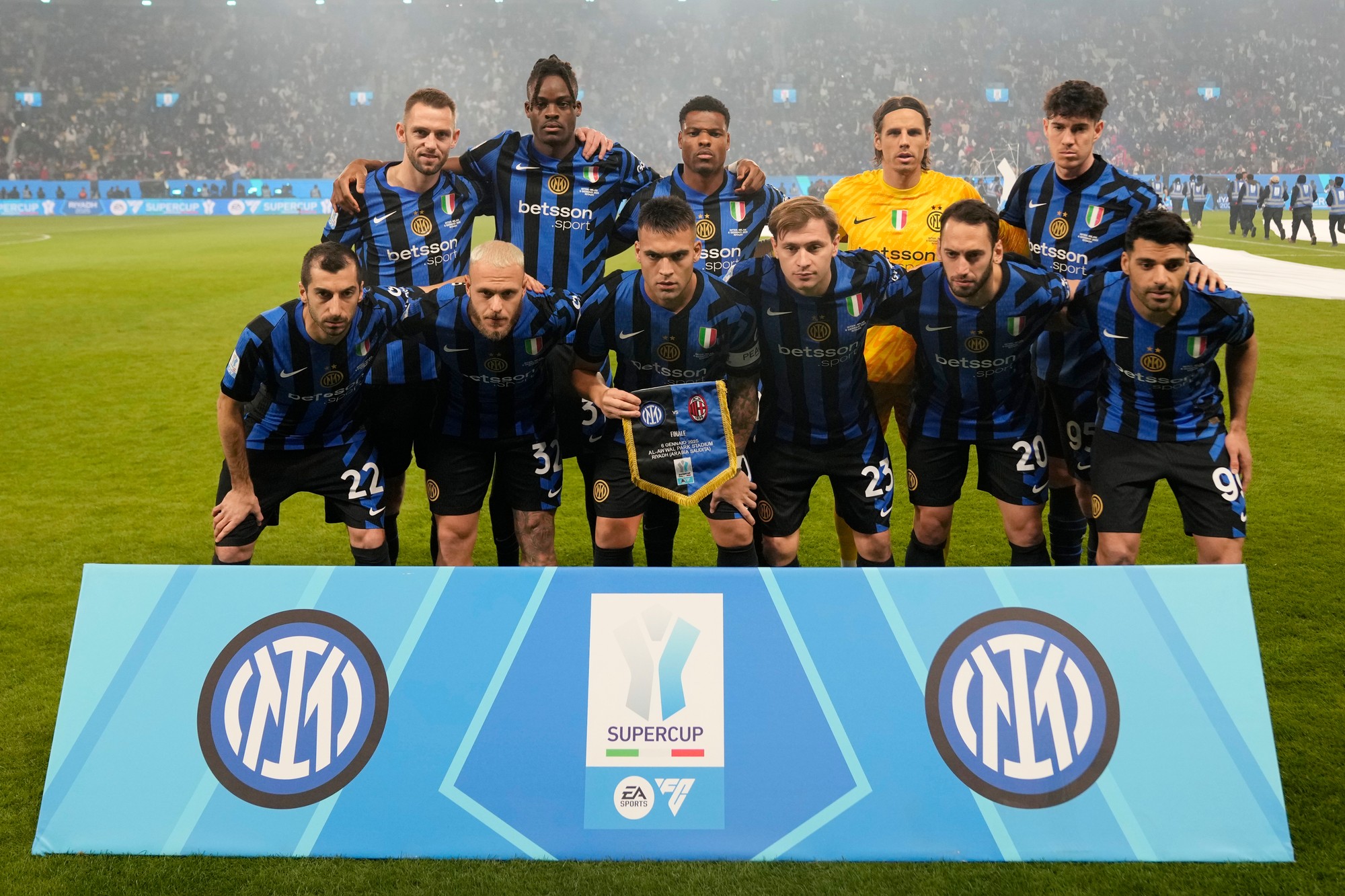 Futbalisti základnej jedenástky Interu Miláno pózujú pred finále talianskeho Superpohára.