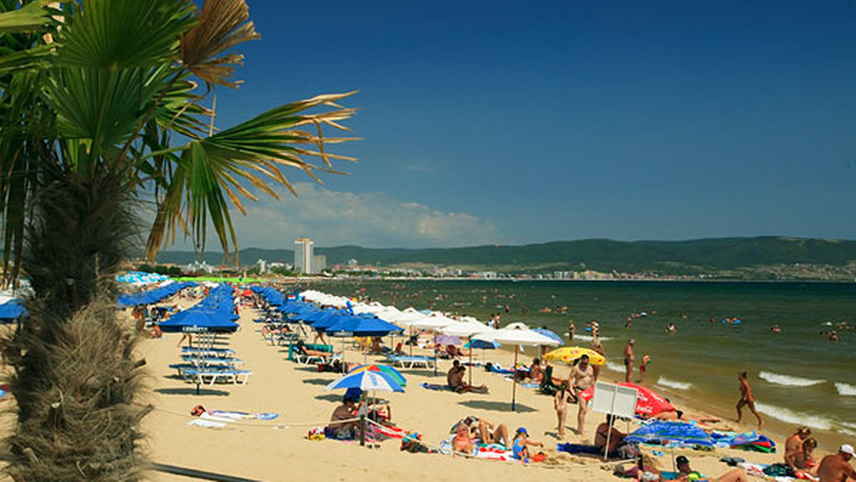 Pomysły na wakacje można czerpać zewsząd. Na przykład z muzeum: obraz Claude’a Moneta "Plaża w Trouville" powstał w szalenie modnym niegdyś kurorcie w Normandii. W farbie znajdują się ziarnka piasku, co stanowi najlepszy dowód, że Monet malował na plaży w Trouville, gdzie spędzał miesiąc miodowy.