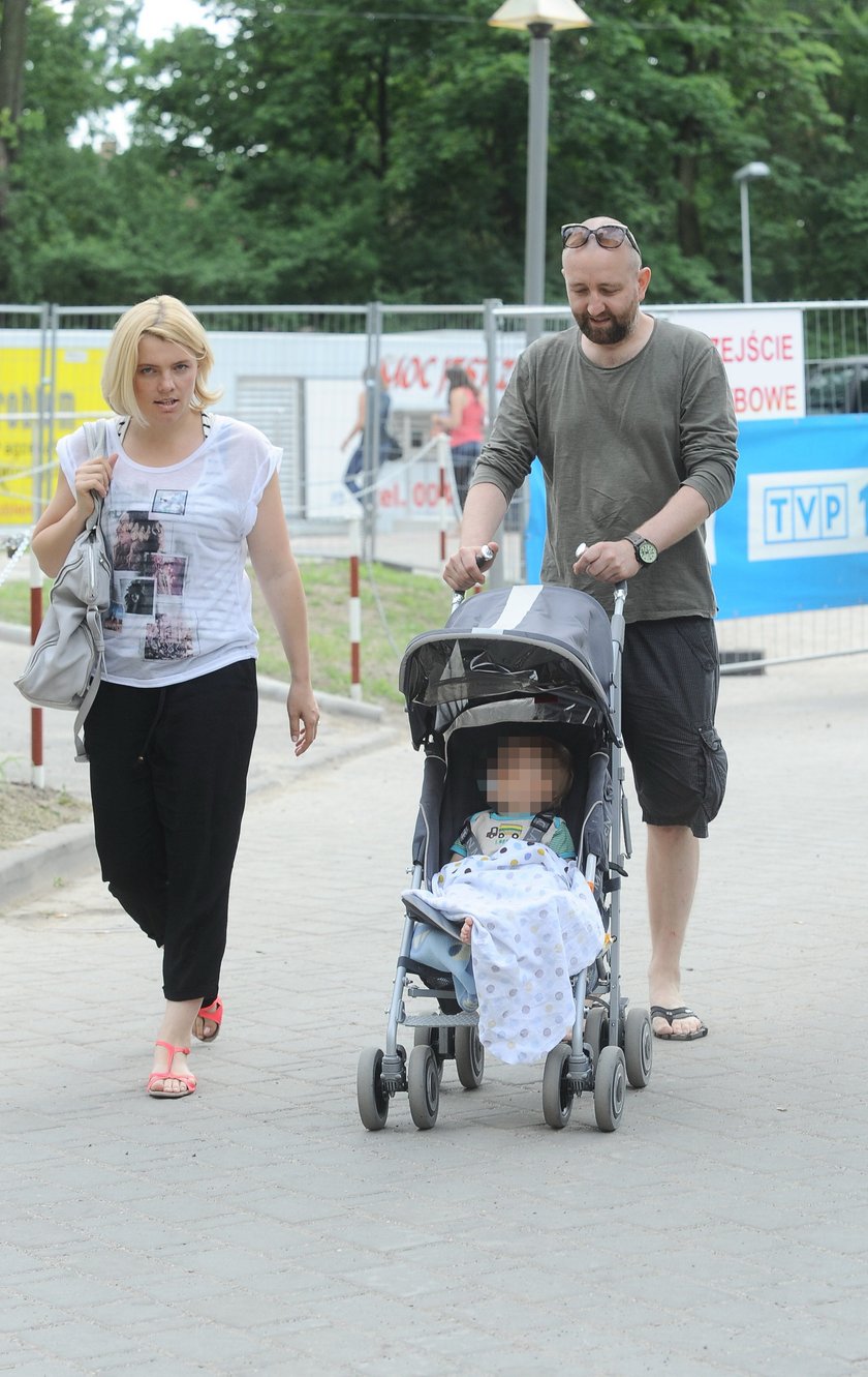 Ania Dąbrowska i Paweł Jóźwicki na spacerze z dzieckiem