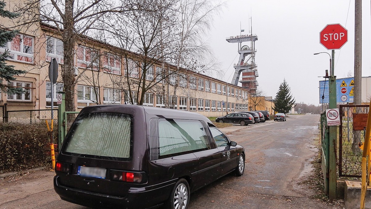 We krwi trzech górników, którzy w ubiegłym roku zginęli w wyniku silnego wstrząsu w należącej do KGHM kopalni Rudna, wykryto niewielkie stężenie alkoholu. We krwi kolejne ofiary zaś śladowe ilości metamfetaminy – podała dziś Prokuratura Okręgowa w Legnicy.