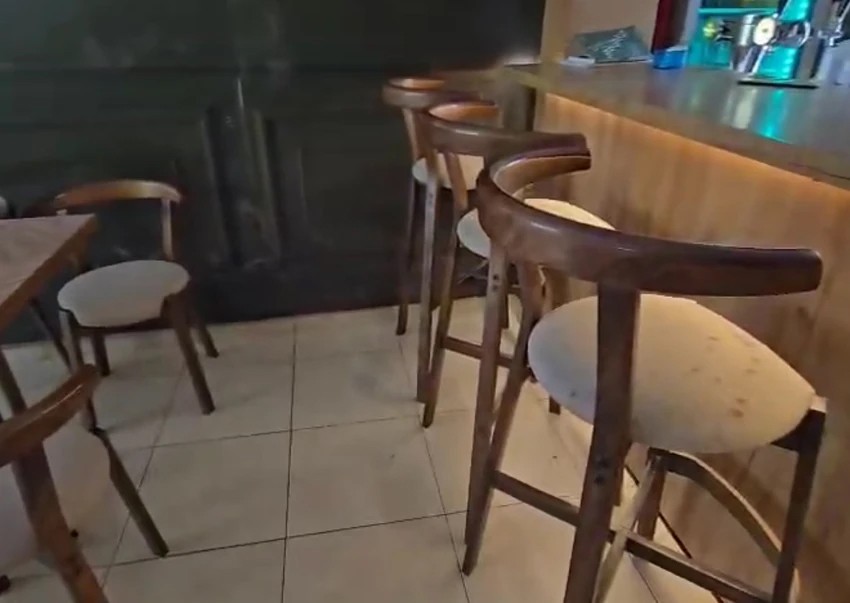 Tragovi krvi ranjenog Milana Đ. u kafiću u kojem je tražio pomoć