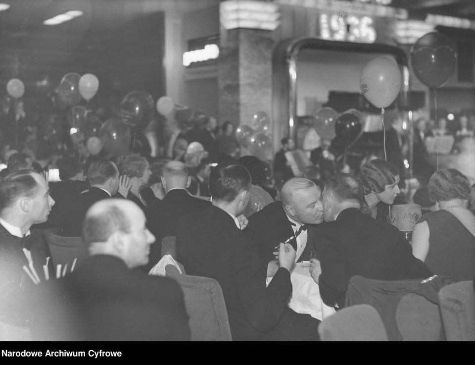 Uczestnicy balu podczas rozmów przy stoliku. Z prawej widoczni: marszałek sejmu Stanisław Car i prezes Sądu Najwyższego Leon Supiński podczas składania sobie życzeń noworocznych w 1935 r.