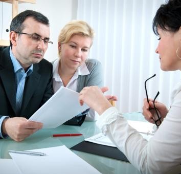 <b>Do czego służy ePUAP?</b><br>
Chociaż internetowa platforma nie wyeliminowała w 100% kolejek i biurokracji, to katalog usług jest obszerny. Logując się do ePUAP możemy m. in. złożyć wniosek o pozwolenie na budowę domu, lub wyrobić dowód rejestracyjny.