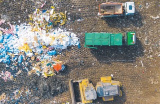 Byli partnerzy obrzucają się śmieciami