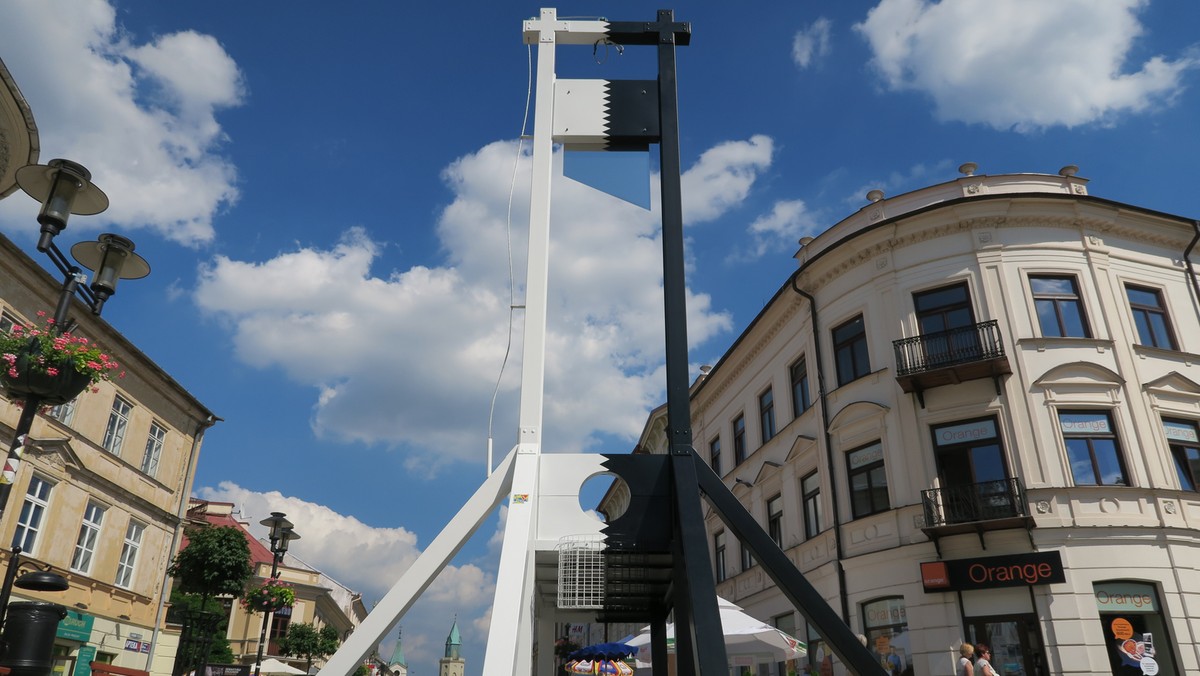 W ramach festiwalu "Otwarte Miasto 2016" na lubelskim deptaku stanęła gilotyna. Jest to narzędzie, które w wielu krajach było wykorzystywane do wykonywania kary śmierci. Dla jednych jest to sztuka, dla innych źle kojarzące się narzędzie zbrodni.