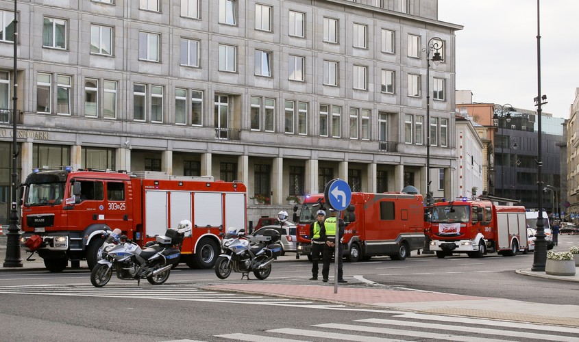 Straż pożarna i policja na placu Trzech Krzyży w Warszawie, przed Ministerstwem Gospodarki, gdzie doszło do wycieku gazu