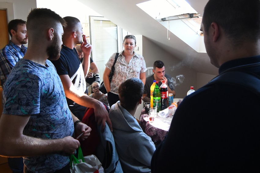 Porodica Jakšić s prijateljima u stanu