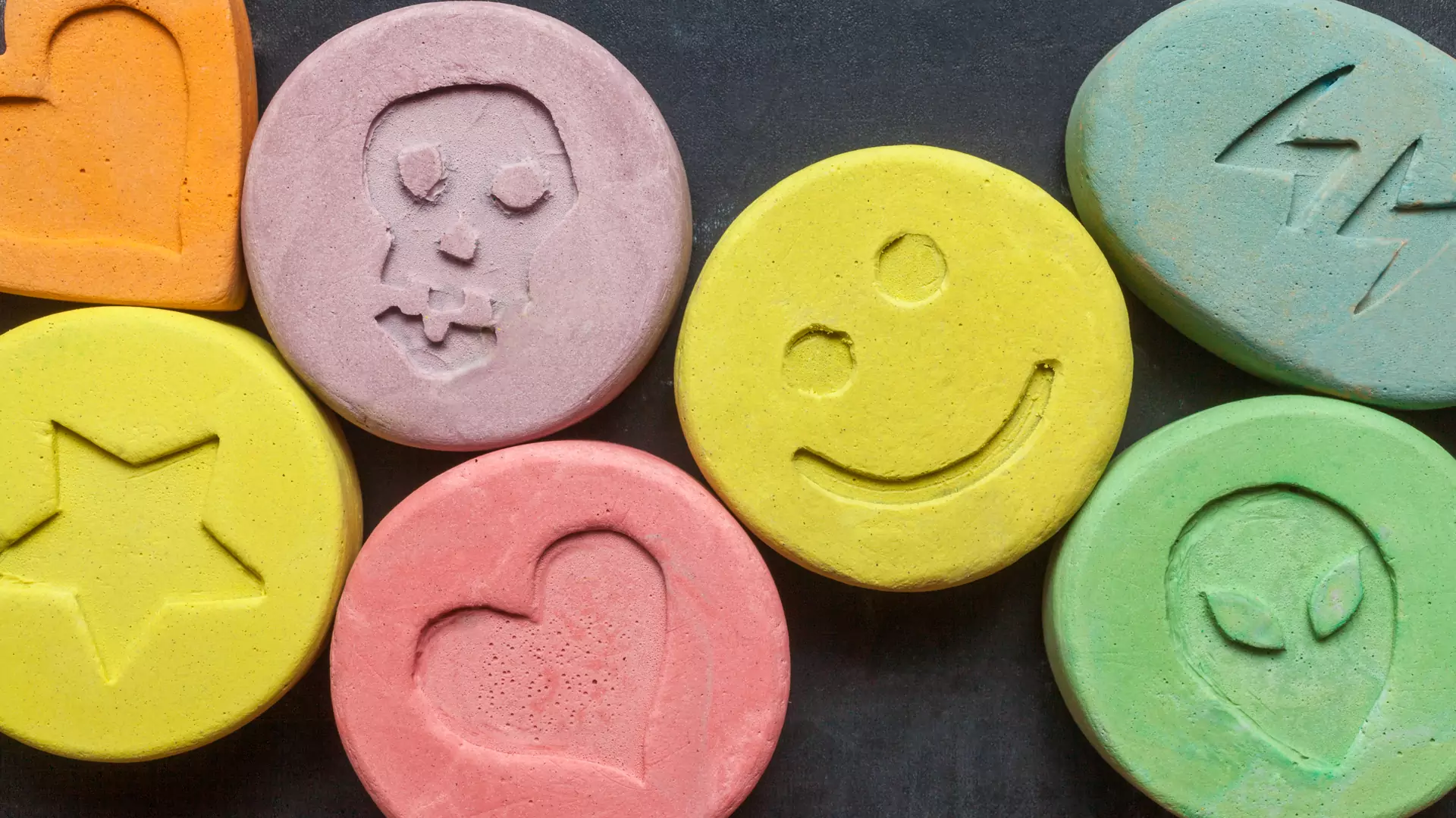 Podrabiane MDMA na festiwalach. Po zażyciu możliwe skutki uboczne