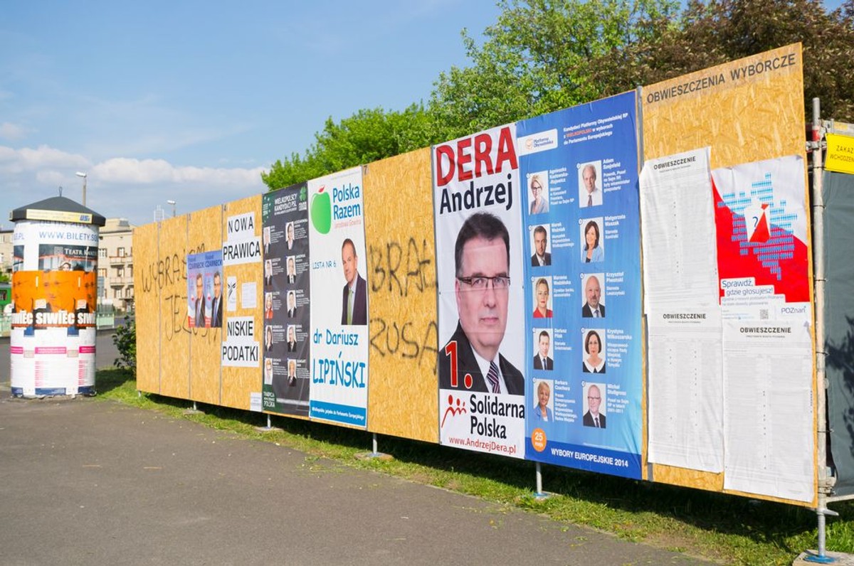 Plakaty, ulotki, banery – choć te formy komunikacji z wyborcami z perspektywy Warszawy mogą się wydawać już lekko anachroniczne, to wciąż są skuteczne w małych miastach i gminach wiejskich.