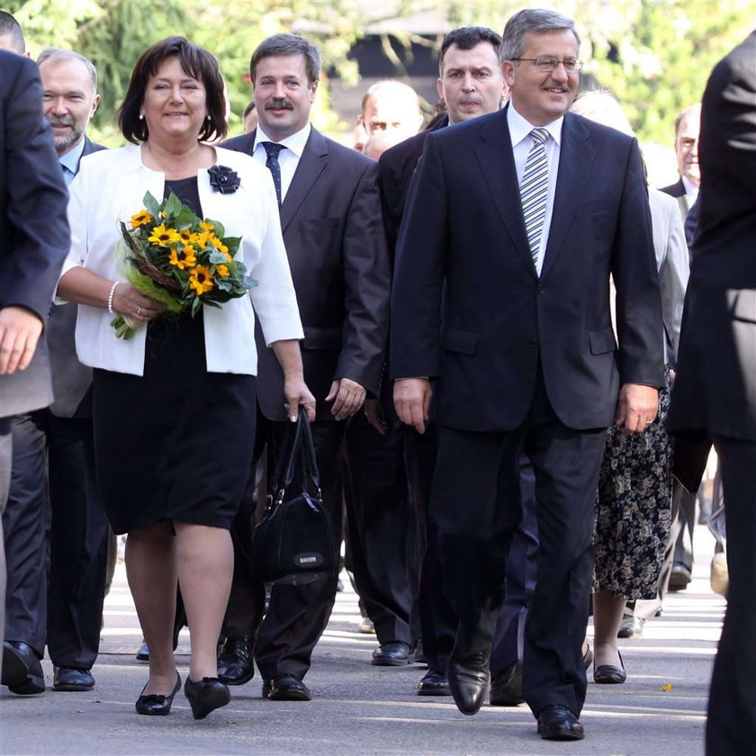 Prezydent Komorowski chowa się za żoną! Jak to? 
