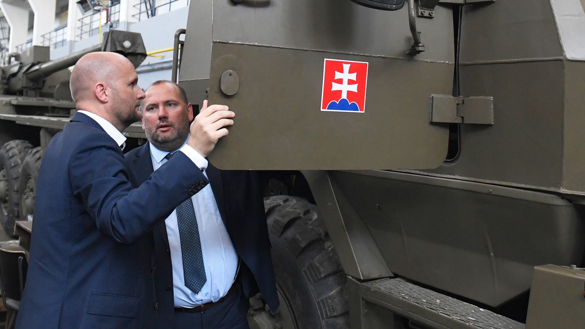 Ilustračné archívne foto - Jaroslav Naď ešte ako minister obrany v júni 2022 na návšteve opravovní spoločnosti Konštrukta-Defence v Moldave nad Bodvou